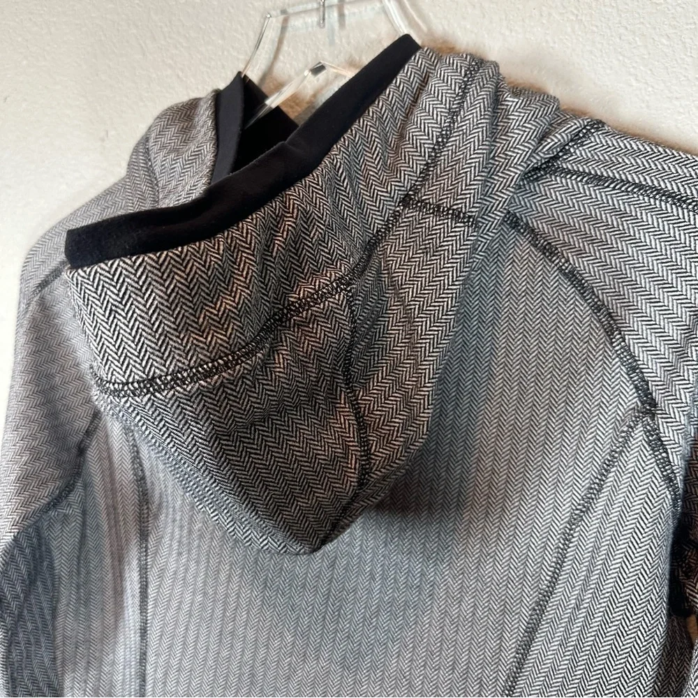 LULULEMON Women's 8 Think Fast Hooded Fitted Pullover  Black & White Herringbone